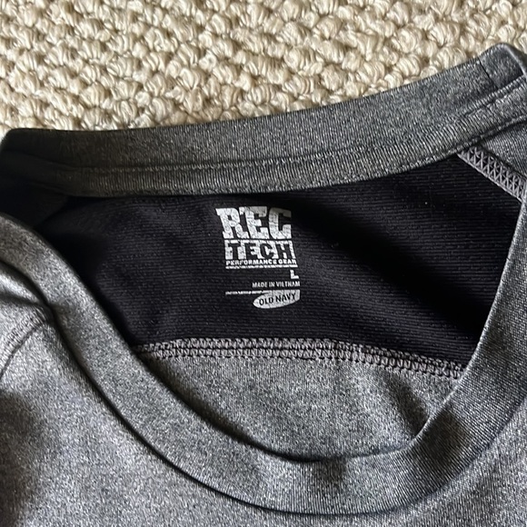 Old navy long sleeve workout top - Picture 3 of 4